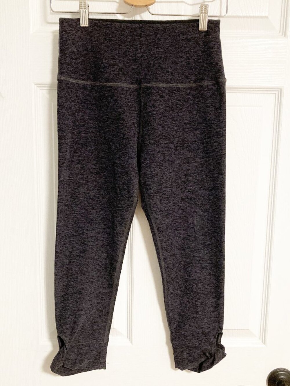Beyond Yoga Spacedye Capri Leggings Twist Hem Size L Charcoal Gray